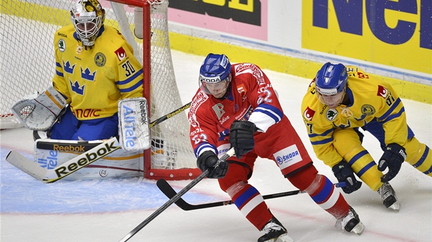 Petr slava se sna natlait ped vdskou branku. Sleduj ho Martin Thornberg a brank Joachim Eriksson. 