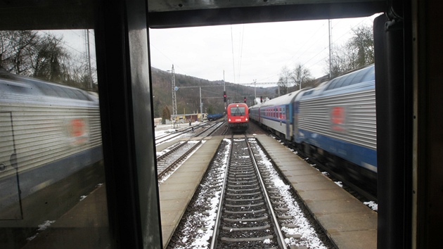 V Adamov na Blanensku jel vlak EuroCity po koleji, na kter stl osobk. Strojvedouc soupravu zastavil jen padest metr ped nm.