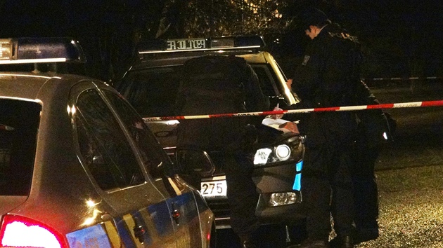 Policie a záchranáři na místě noční střelby v pražských Modřanech.