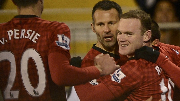 JEDIN STELEC. Wayne Rooney (vpravo) pijm gratulace od Ryana Giggse, spoluhre z Manchesteru United.