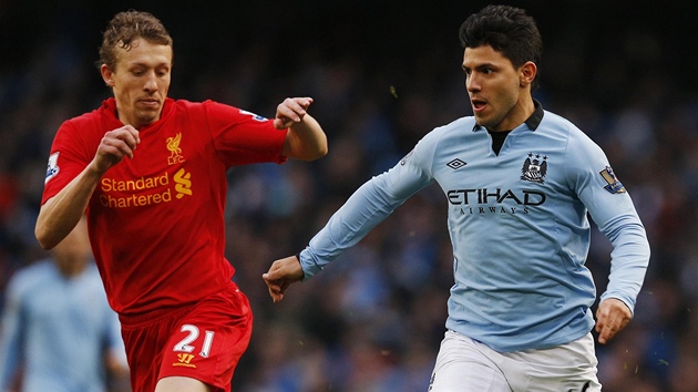 RYCHLOSTN SOUBOJ. Sergio Agero (vpravo), tonk Manchesteru City, se sna utct Lucasi Leivovi z Liverpoolu.