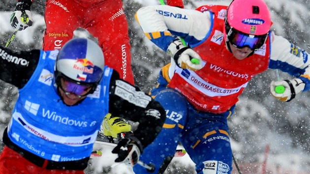 VE VZDUCHU. Český skikrosař Tomáš Kraus (vlevo) na trati závodu Světového poháru Grasgehrenu, který vyhrál