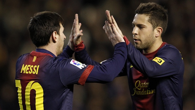 JE SROVNNO. Jediny gl Barcelony v zpase proti Valencii vstelil Lionel Messi (vlevo) z pokutovho kopu. Gratuluje mu obrnce Jordi Alba.