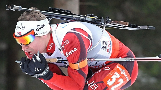 ZA TITULEM. Emil Hegle Svendsen na trati sprintu biatlonist pi mistrovstv svta v Novm Mst na Morav.