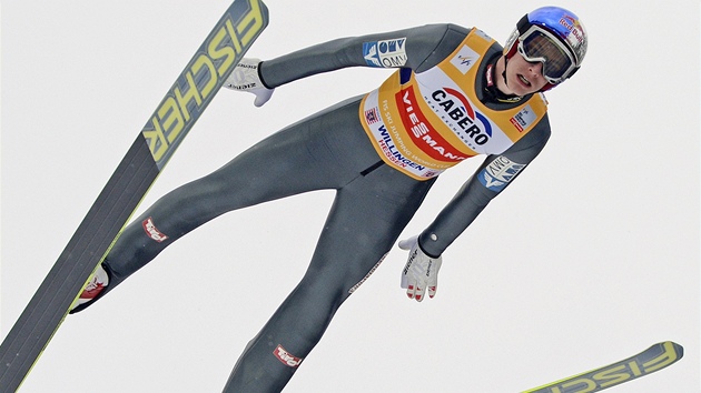 BEZ MEDAILE. Ani tento skok Gregora Schlierenzauera nepomohl rakouskmu drustvu k medaili - skonili tvrt. 
