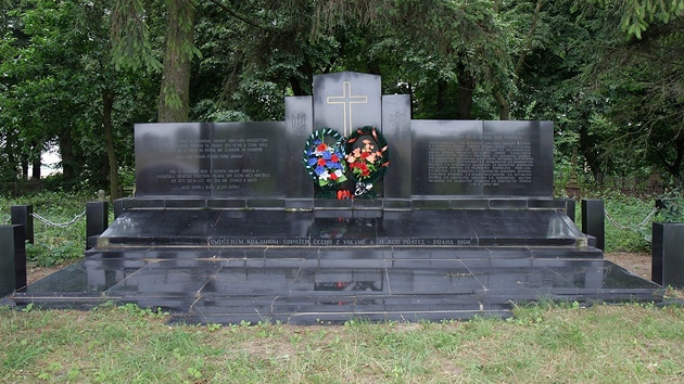 Pomník zavražděným v Malíně na Ukrajině.
