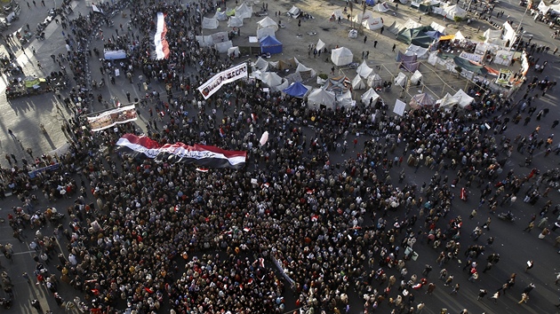 Pohled na nmst Tahrr v Khie, kde se i v ptek 8. nora 2013 sely stovky demonstrant proti souanmu prezidentovi Muhammadu Mursmu.
