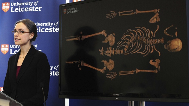 Jo Applebyov z Univerzity v Leicesteru pedstavuje na obrazovce ostatky Richarda III. (4. nora 2013)