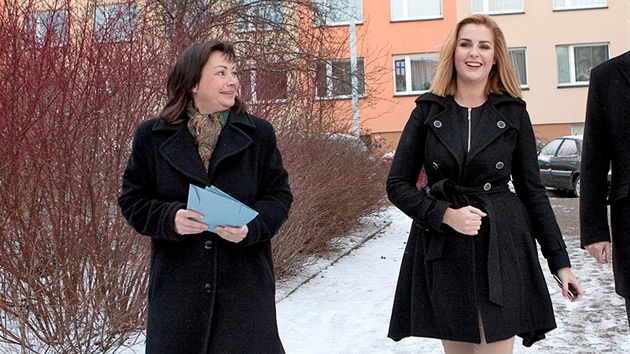 Ivana Zemanov s dcerou Kateinou a manelem Miloem jdou odevzdat sv hlasy v prvnm kole prezidentskch voleb v praskch Stodlkch (11. ledna 2013).