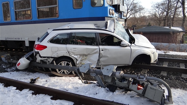 Tragick nehoda na elezninm pejezdu v Ostrav-Tebovicch, pi kter zemela idika automobilu. (1. nora 2013)