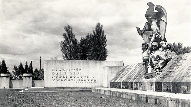 Původní podoba památníku v Orlové zničeného Poláky v roce 1938. Po 2. světové válce byl obnoven, ale už bez sousoší se slezskou orlicí.