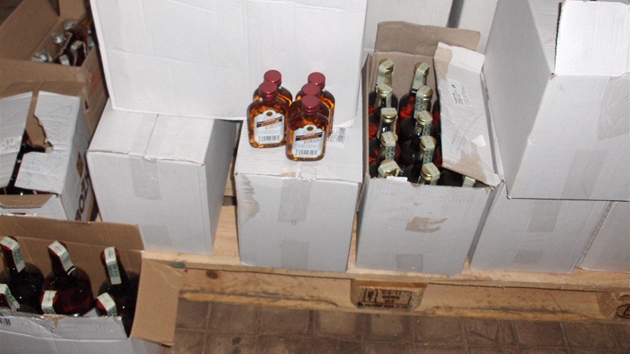 V neleglnm skladu byly i stovky lahv s etiketou Likrky Drak