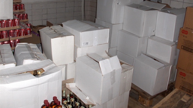 V neleglnm skladu byly i stovky lahv s etiketou Likrky Drak