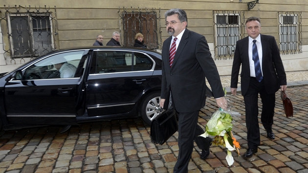 Ředitel prezidentské kanceláře Jiří Weigl (vlevo) a šéf Správy Pražského hradu Ivo Velíšek přicházejí do kanceláře nastupujícího prezidenta Miloše Zemana v Loretánské ulici v Praze (1. února 2013)