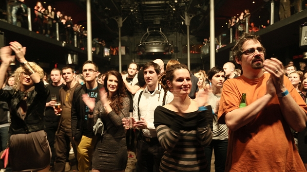 Publikum na udlen cen hudebn kritiky Apollo - klub SaSaZu, Praha (6. nora 2013)