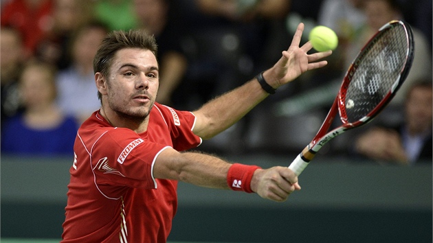 VCARSK PRECIZNOST. Stanislas Wawrinka se sousted na bekhend v utkn proti Tomi Berdychovi.