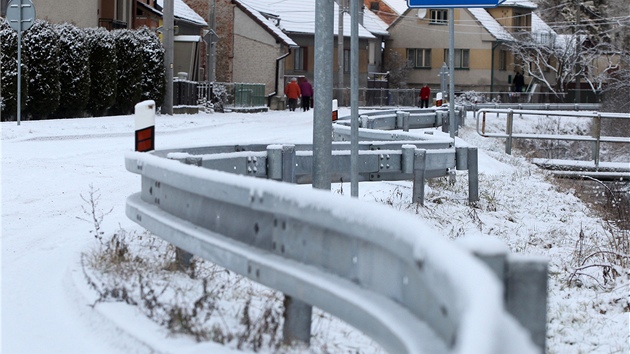 Do krajsk silnice druh tdy se podle starostky Bransouz Jany Fialov neinvestovalo poslednch 30 a 40 let. Navc dostala zabrat v dob, kdy po n vedla objka. Ve souviselo s modernizac vodovodu.