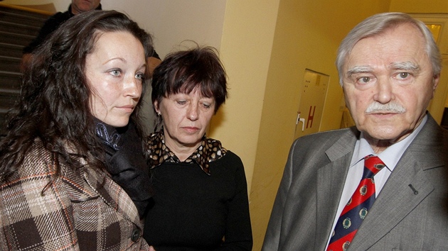 Olga Rotreklov s dcerou a jejich advokt Karel Friml (18. ledna 2012)