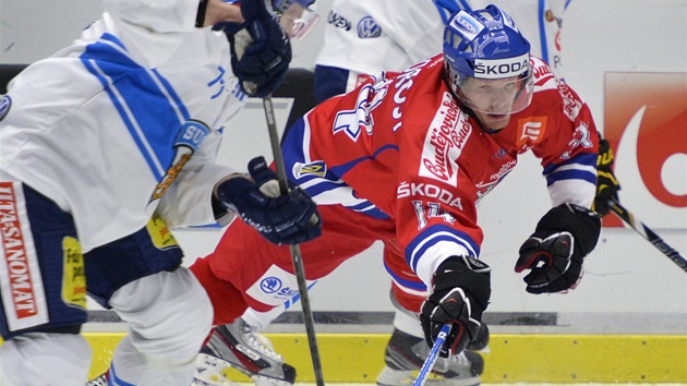 RYBIKA. esk hokejista Vclav Nedorost se v obleen finskch soupe vrh po puku. 