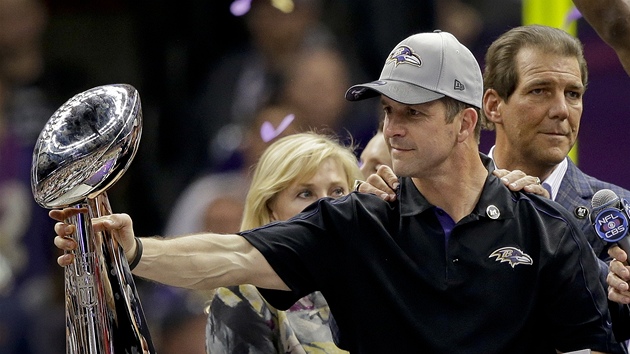 Hlavn kou John Harbaugh z Baltimore Ravens se raduje z triumfu svho tmu v Super Bowlu.