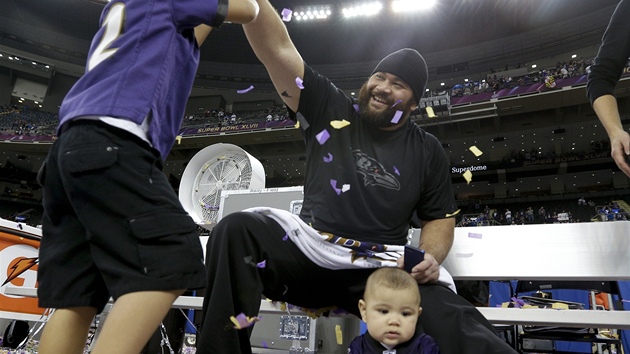 Haloti Ngata z Baltimore Ravens se raduje se svmi potomky z triumfu svho tmu v Super Bowlu.
