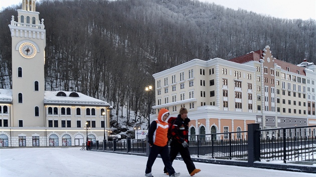 Pohled do centra v Krasne Poljan, v jejm okol le olympijsk arel pro sjezdov lyovn.