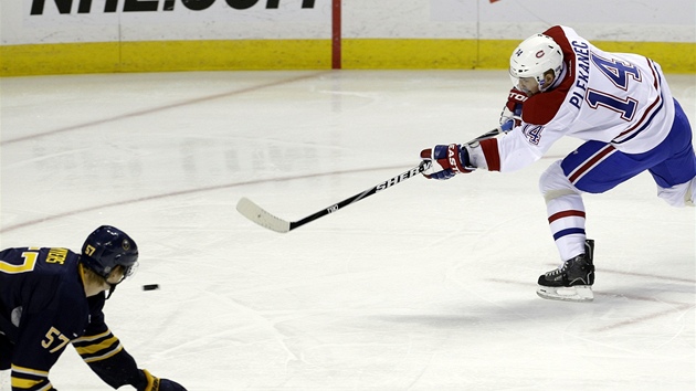 Tom Plekanec  (vpravo)  z Montrealu stl gl Buffalu.