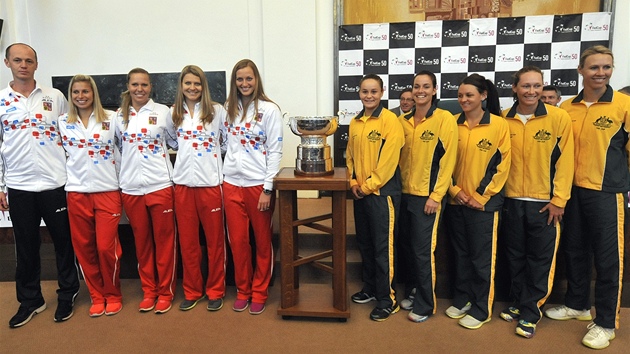 V Ostrav se  uskutenilo slavnostn losovn zpasu 1. kola Fed Cupu mezi tenistkami esk republiky a Austrlie. Na snmku (zleva) jsou Petr Pla, Andrea Hlavkov, Lucie Hradeck, Lucie afov, Petra Kvitov (vichni esk republika) a australanky Ashleigh Bartyov, Jarmila Gajdoov, Casey Dellacquaov, Samantha Stosurov a Alicia Molikov. 