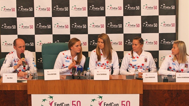Los fedcupovho duelu s Austrli. Zleva Petr Pla, Petra Kvitov, Lucie afov, Lucie Hradeck a Andrea Hlavkov.