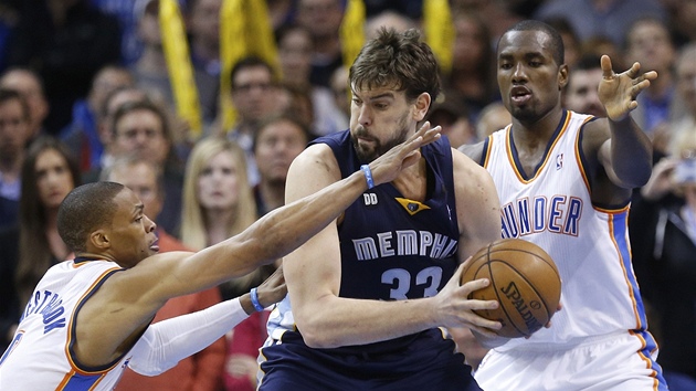 Marc Gasol z Memphisu v seven Russellem Westbrookem (Vlevo) a Serge Ibaky z Oklahoma City.