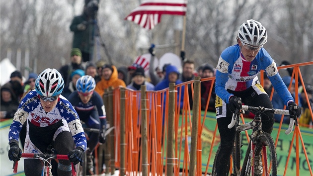 esk cyklistka Kateina Nash (vpravo) v souboji s Ameriankou Katherine Comptonovou.