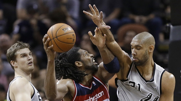 Nen (uprosted) z Washingtonu se tla ke koi San Antonia. Krom Tima Duncana (vpravo) ho brn i spoluhr z brazilsk reprezentace Tiago Splitter.