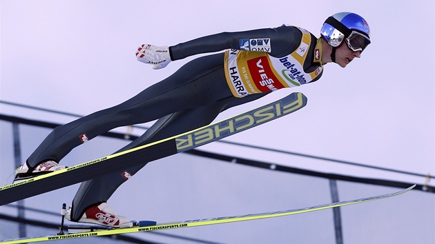 Rakousk skokan na lych Gregor Schlierenzauer bhem letu z harrachovskho mamuta.