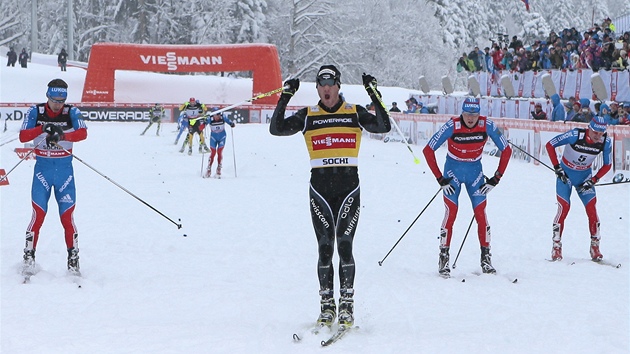 MEZI RUSY. vcarsk bec Dario Cologna porazil v ruskm Soi tyi domc zvodnky a na olympijsk trati skiatlonu slavil vtzstv. 