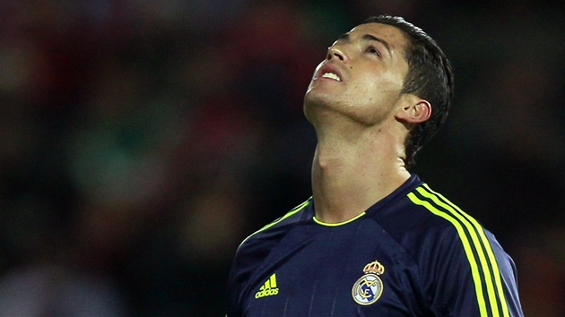 CO SE MI TO STALO? Cristiano Ronaldo z Realu Madrid neme uvit, e si prv dal vlastn gl.