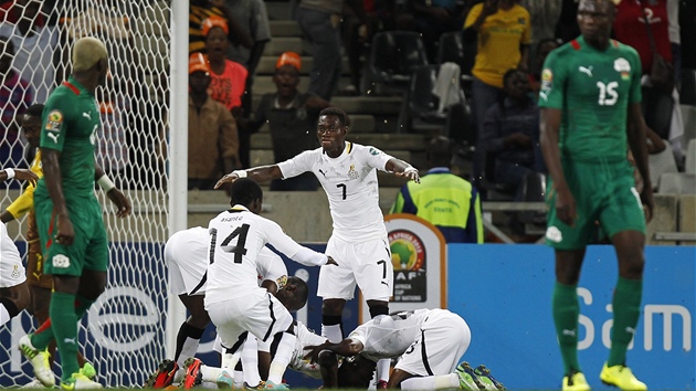 BL HROMDKA. Fotbalist Ghany se raduj z glu proti Burkin Faso v semifinle mistrovstv Afriky.