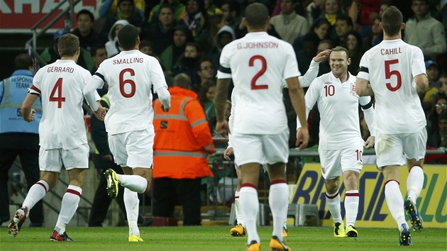 GRATULANTI JDOU. Fotbalist Anglie b gratulovat stelci Rooneymu (10) ke glu proti Brazlii.