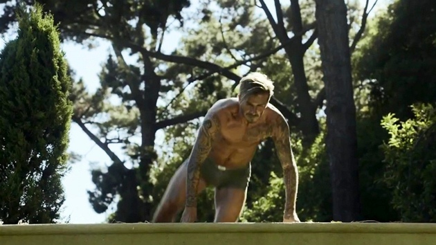 David Beckham musel v reklam zdolat nkolik plot.
