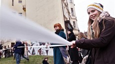 Lidé symbolicky ohrani�ili pozemek, který má být zastav�n.