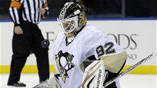 Tomá Vokoun z Pittsburghu kontroluje puk v duelu s NY Rangers. eský branká