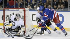 Brian Boyle z NY Rangers najídí ped brankáe Pittsburghu Tomáe Vokouna,