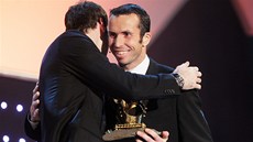 GRATULUJI. Tenista Radek tpánek (vpravo)  a vítz ankety Fotbalista roku 2012