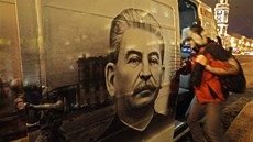 Minibus s portrétem Josifa Vissarionoviče Stalina.