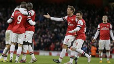 VYSTŘELIL JIM VÝHRU. Fotbalisté Arsenalu spěchají s gratulací k Lukasi