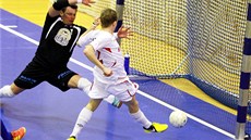 Gólová momentka z futsalového utkání mezi Chrudimí (v bílém) a Kladnem.