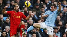 FOTBAL, NEBO BOJOVÉ UMNÍ? James Milner z Manchesteru City (vpravo) a Jose