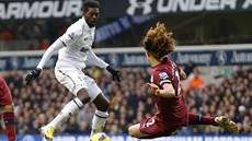 POZOR NA KOTNÍKY. Emmanuel Adebayor z Tottenhamu (vlevo) se snaí vyhnout