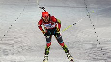 V CÍLI. Veronika Vítková protíná záv�re�nou linii závodu �en na biatlonovém