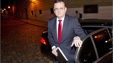 Premiér Petr Neas dorazil na setkání s budoucím prezidentem Miloem Zemanem...