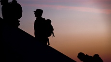 Archivní snímek prvních �eských voják� rekonstruk�ního týmu nastupujících do...